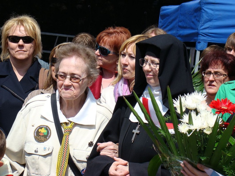 Zdjęcie w galerii na portalu naszwodzislaw.com: Flaga Polski i laska skautowska wiadomości z regionu