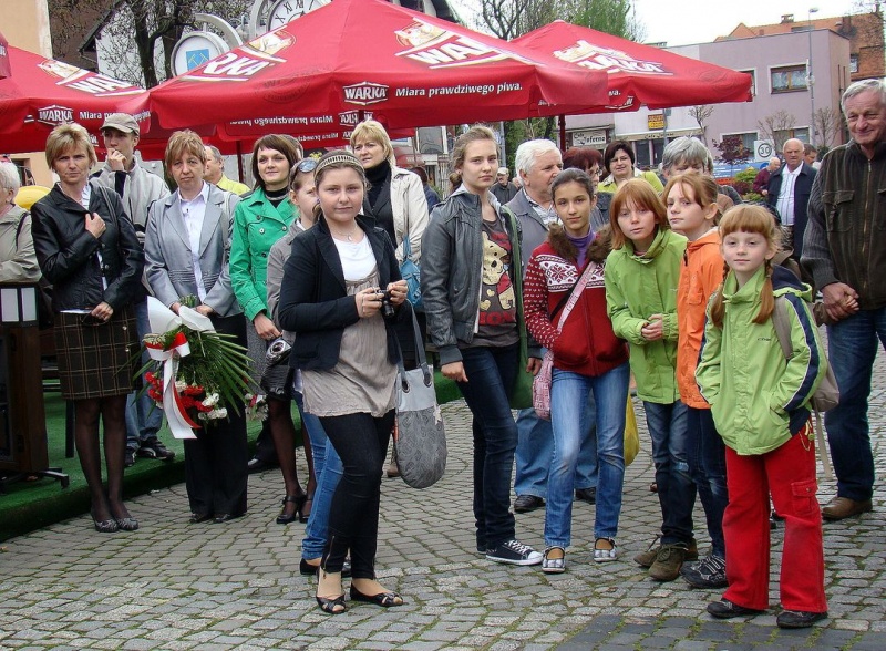 Zdjęcie w galerii na portalu naszwodzislaw.com: Flaga Polski i laska skautowska wiadomości z regionu