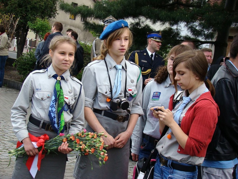 Zdjęcie w galerii na portalu naszwodzislaw.com: Flaga Polski i laska skautowska wiadomości z regionu