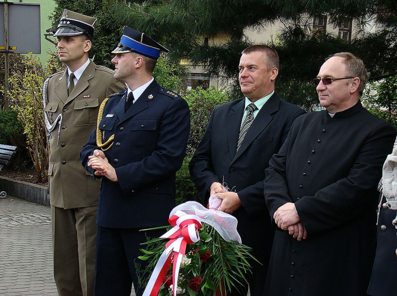 Zdjęcie w galerii na portalu naszwodzislaw.com: Flaga Polski i laska skautowska wiadomości z regionu