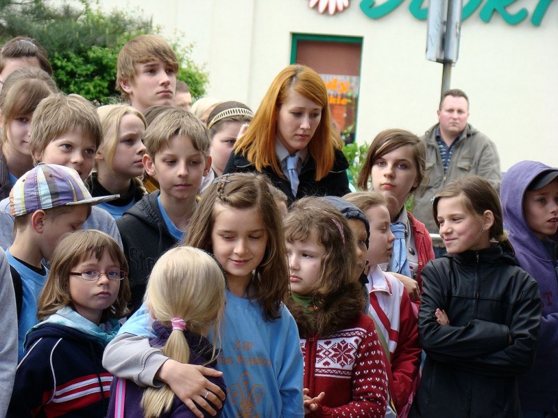 Zdjęcie w galerii na portalu naszwodzislaw.com: Flaga Polski i laska skautowska wiadomości z regionu