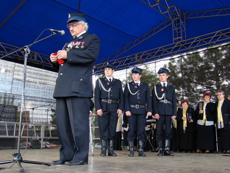 Zdjęcie w galerii na portalu naszwodzislaw.com: Flaga Polski i laska skautowska wiadomości z regionu