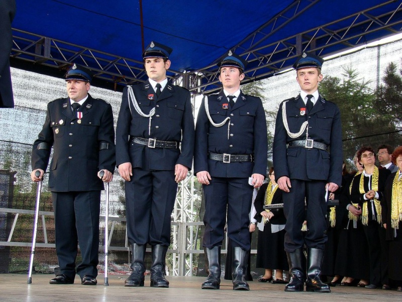 Zdjęcie w galerii na portalu naszwodzislaw.com: Flaga Polski i laska skautowska wiadomości z regionu