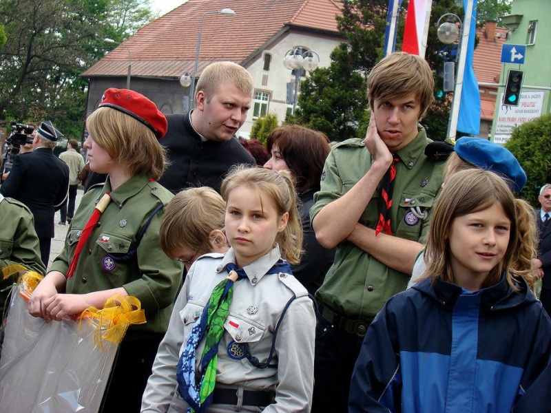 Zdjęcie w galerii na portalu naszwodzislaw.com: Flaga Polski i laska skautowska wiadomości z regionu