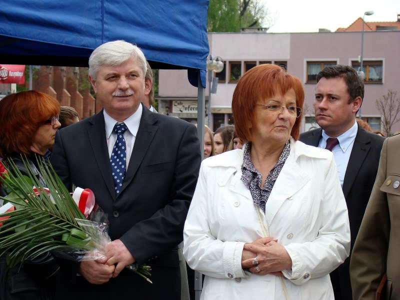 Zdjęcie w galerii na portalu naszwodzislaw.com: Flaga Polski i laska skautowska wiadomości z regionu