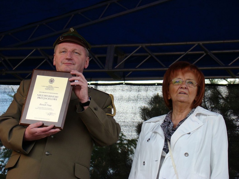 Zdjęcie w galerii na portalu naszwodzislaw.com: Flaga Polski i laska skautowska wiadomości z regionu