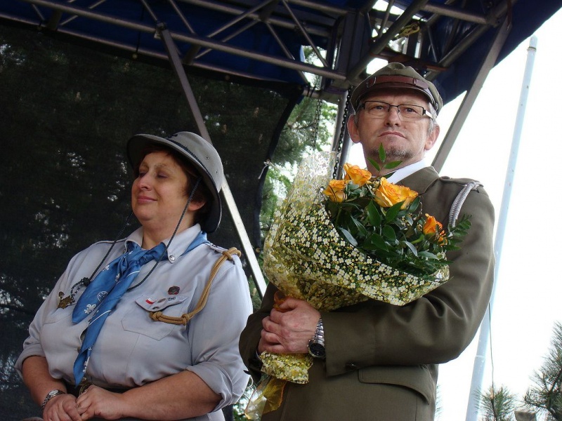 Zdjęcie w galerii na portalu naszwodzislaw.com: Flaga Polski i laska skautowska wiadomości z regionu