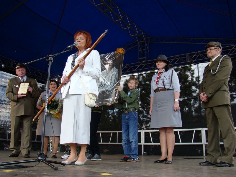 Zdjęcie w galerii na portalu naszwodzislaw.com: Flaga Polski i laska skautowska wiadomości z regionu