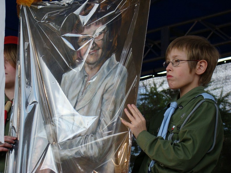 Zdjęcie w galerii na portalu naszwodzislaw.com: Flaga Polski i laska skautowska wiadomości z regionu