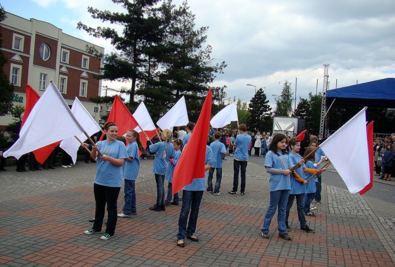 Zdjęcie w galerii na portalu naszwodzislaw.com: Flaga Polski i laska skautowska wiadomości z regionu