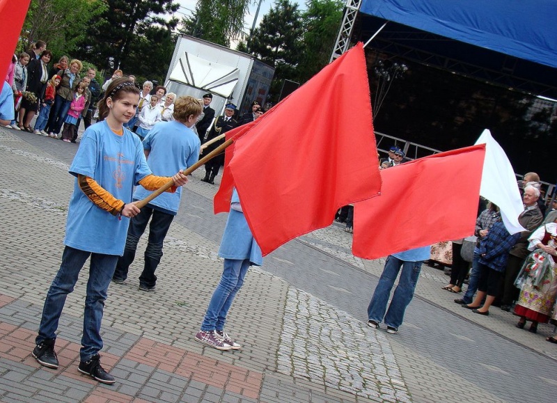 Zdjęcie w galerii na portalu naszwodzislaw.com: Flaga Polski i laska skautowska wiadomości z regionu