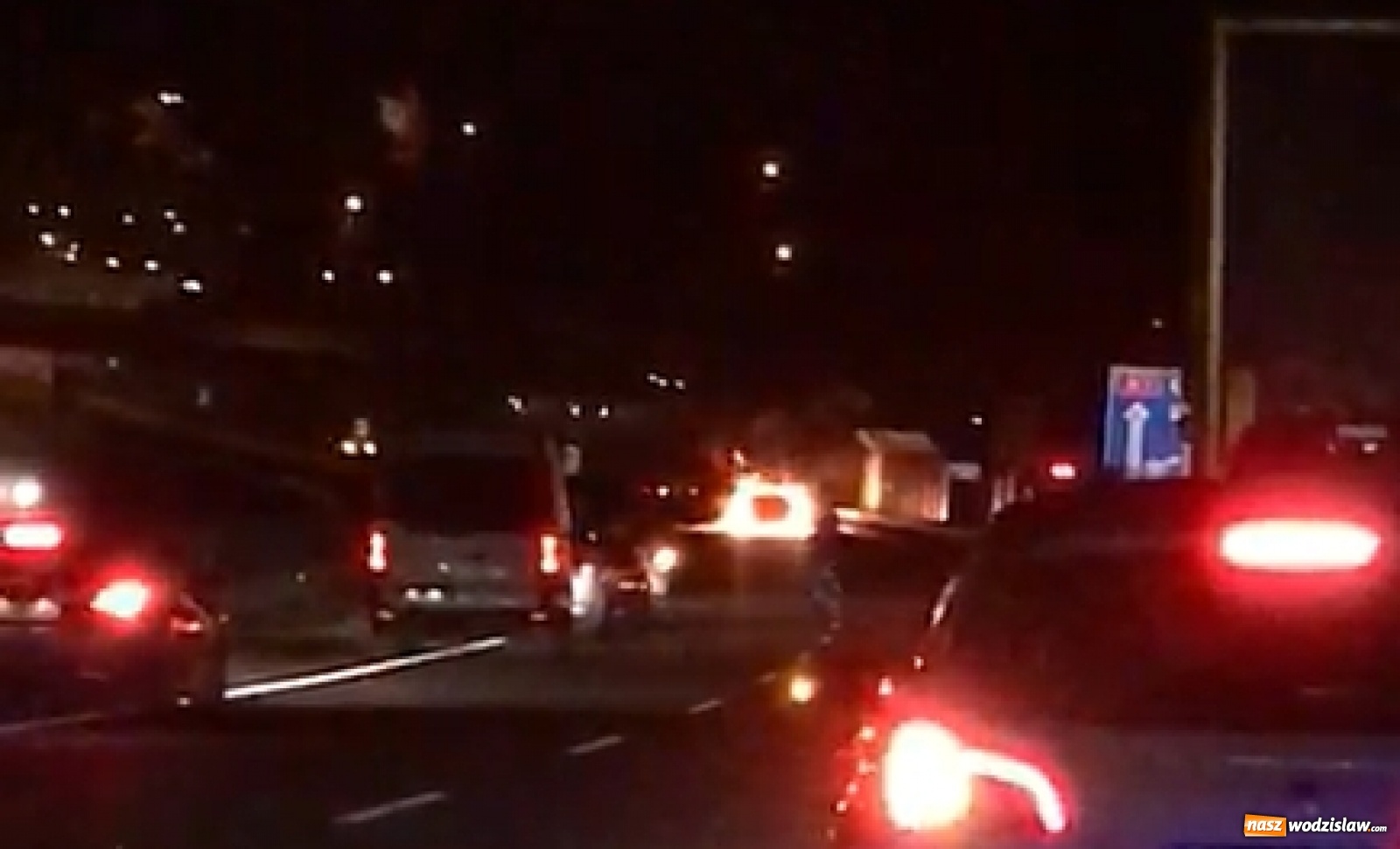 Zdjęcie w galerii na portalu naszwodzislaw.com: BMW warte 300 tys. zł spłonęło na A1 [WIDEO] wiadomości z regionu