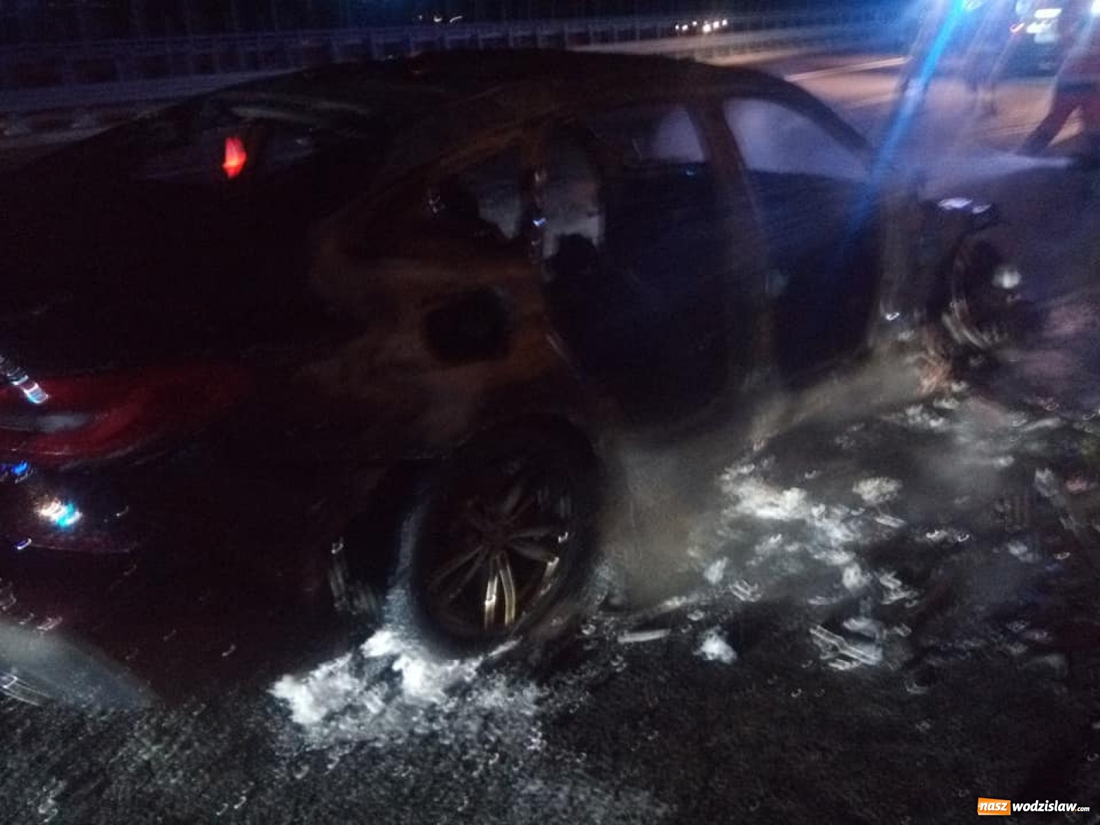 Zdjęcie w galerii na portalu naszwodzislaw.com: BMW warte 300 tys. zł spłonęło na A1 [WIDEO] wiadomości z regionu