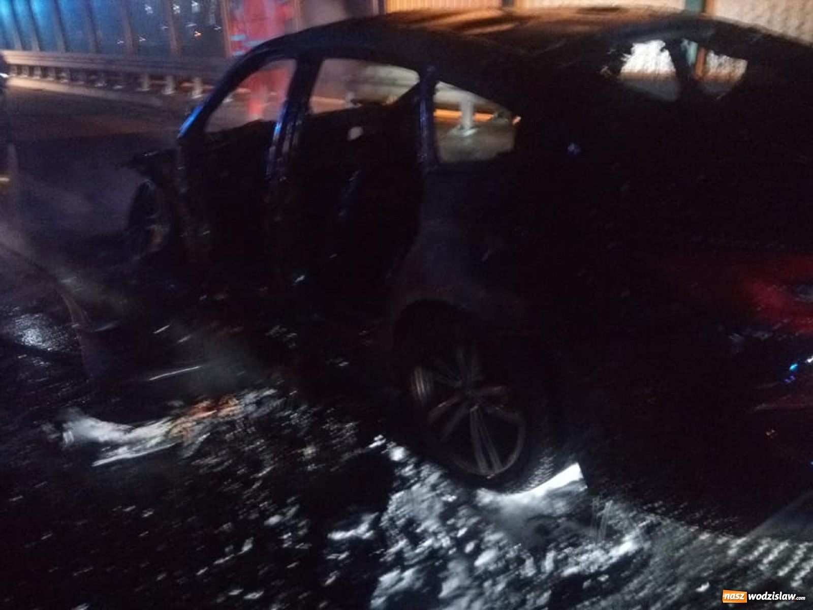 Zdjęcie w galerii na portalu naszwodzislaw.com: BMW warte 300 tys. zł spłonęło na A1 [WIDEO] wiadomości z regionu