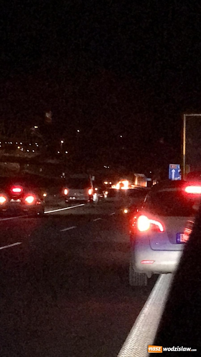 Zdjęcie w galerii na portalu naszwodzislaw.com: BMW warte 300 tys. zł spłonęło na A1 [WIDEO] wiadomości z regionu