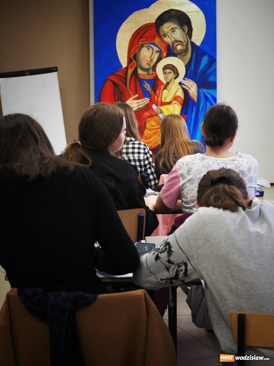 Zdjęcie w galerii na portalu naszwodzislaw.com: Ferie rozpoczęli spacerem po wyobraźni wiadomości z regionu