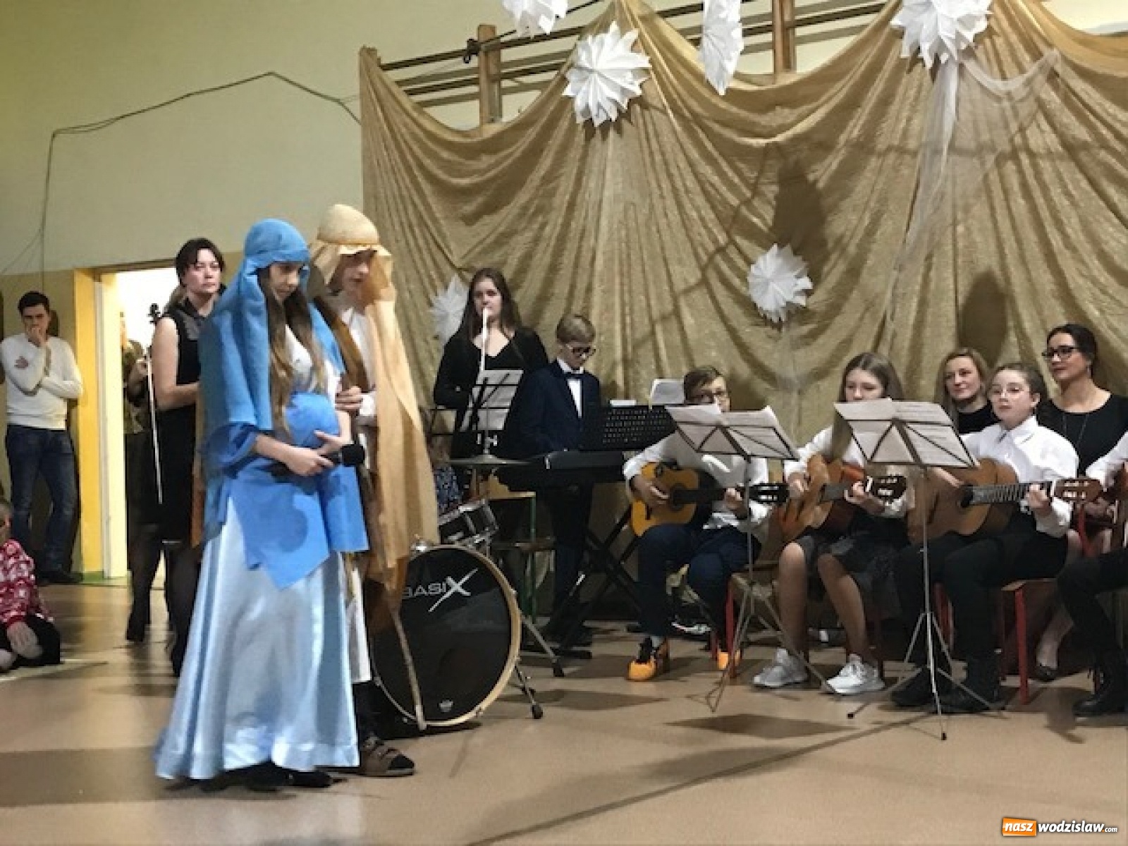 Zdjęcie w galerii na portalu naszwodzislaw.com: Biesiada kolędowa w zawadzkiej szkole [FOTO] wiadomości z regionu