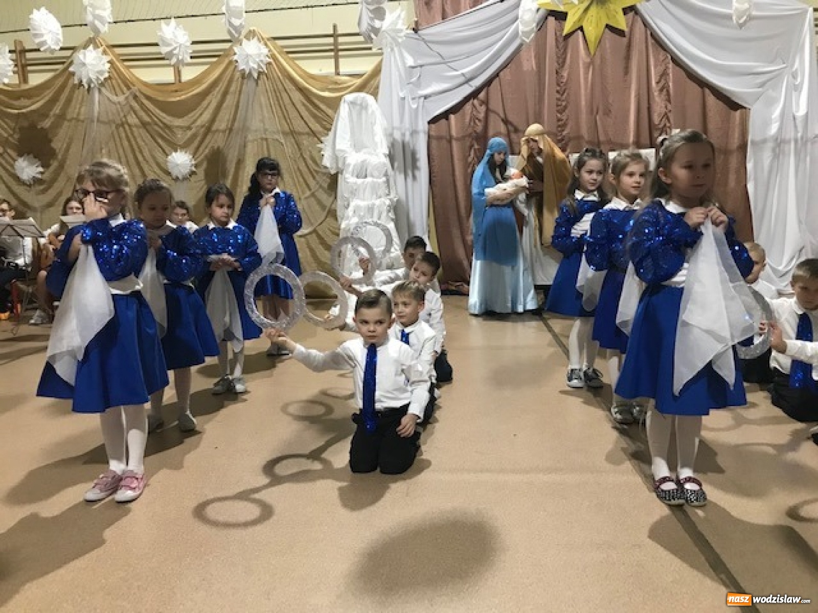 Zdjęcie w galerii na portalu naszwodzislaw.com: Biesiada kolędowa w zawadzkiej szkole [FOTO] wiadomości z regionu