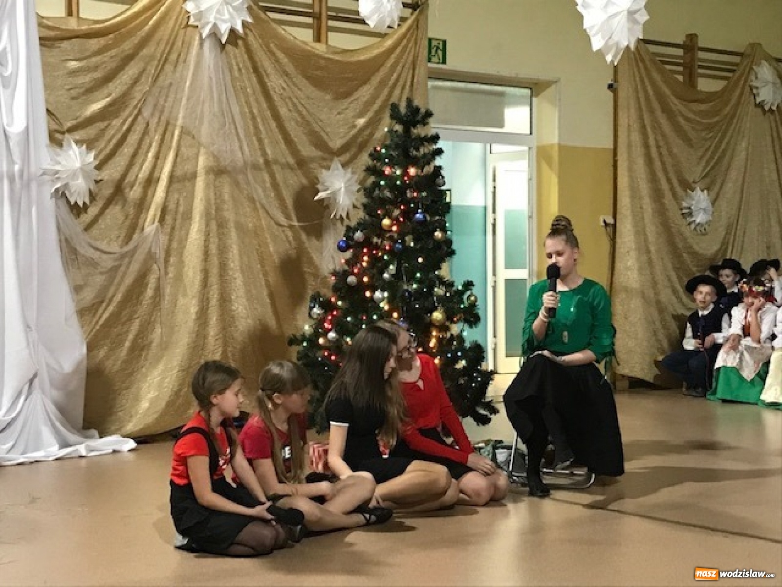 Zdjęcie w galerii na portalu naszwodzislaw.com: Biesiada kolędowa w zawadzkiej szkole [FOTO] wiadomości z regionu