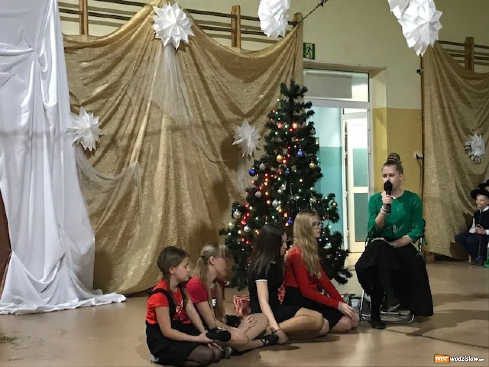 Zdjęcie w galerii na portalu naszwodzislaw.com: Biesiada kolędowa w zawadzkiej szkole [FOTO] wiadomości z regionu