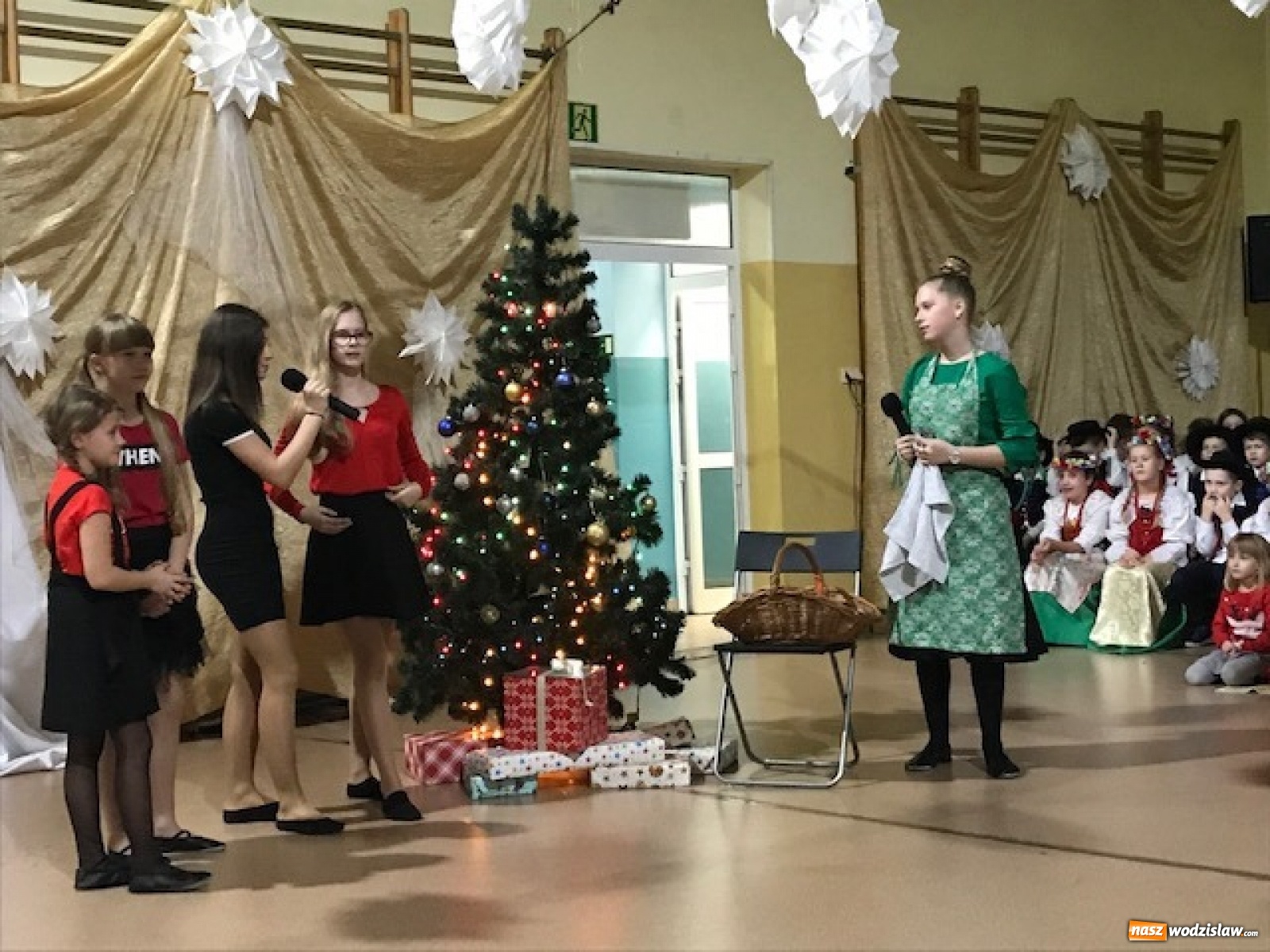 Zdjęcie w galerii na portalu naszwodzislaw.com: Biesiada kolędowa w zawadzkiej szkole [FOTO] wiadomości z regionu