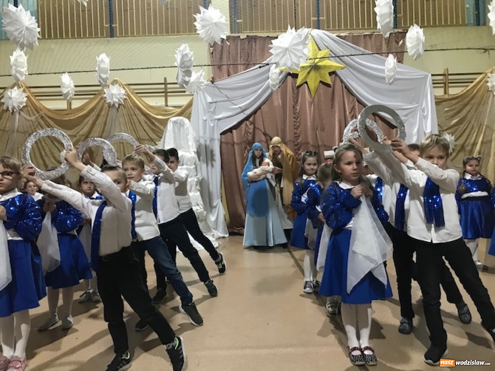 Zdjęcie w galerii na portalu naszwodzislaw.com: Biesiada kolędowa w zawadzkiej szkole [FOTO] wiadomości z regionu