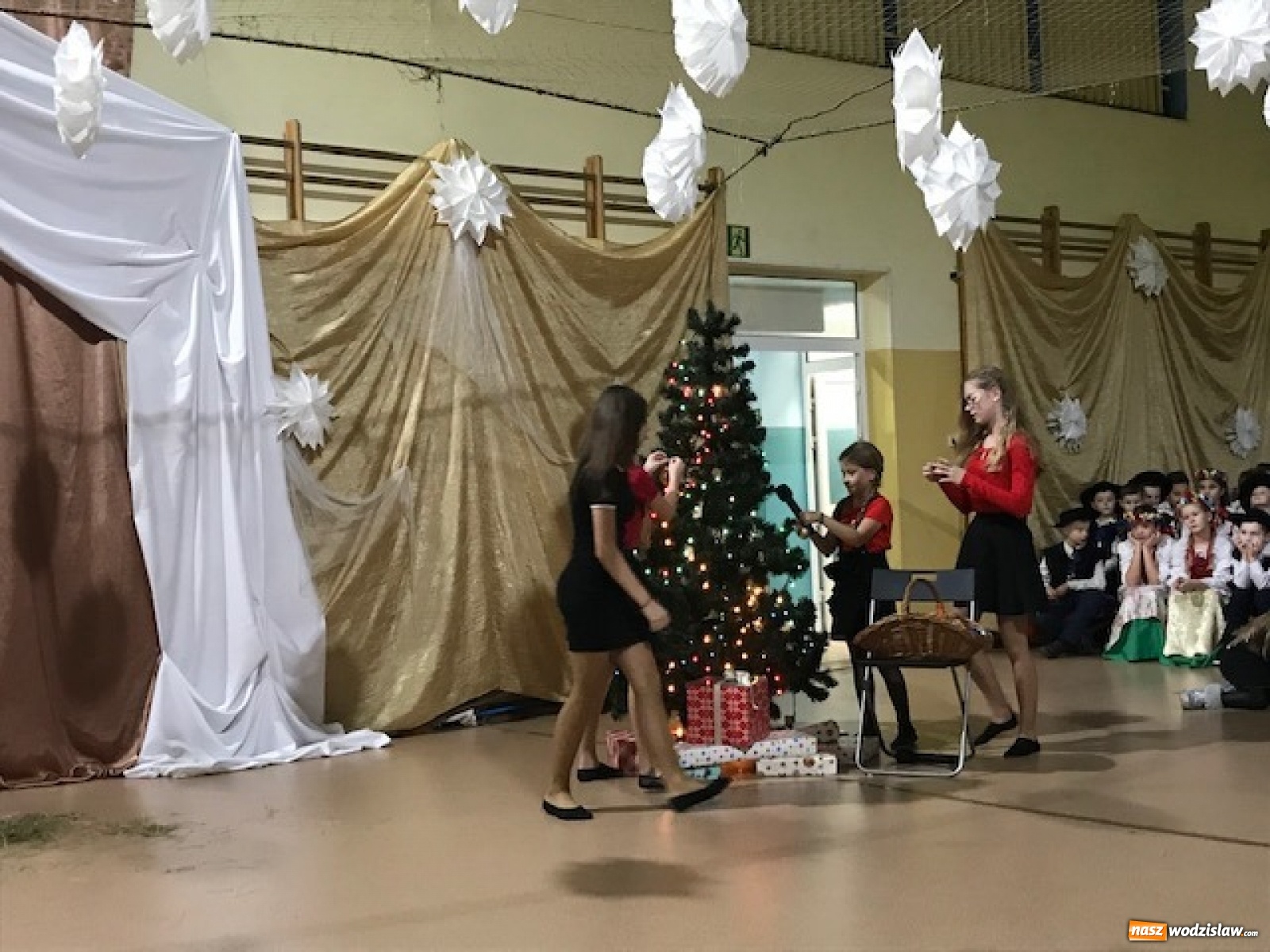 Zdjęcie w galerii na portalu naszwodzislaw.com: Biesiada kolędowa w zawadzkiej szkole [FOTO] wiadomości z regionu