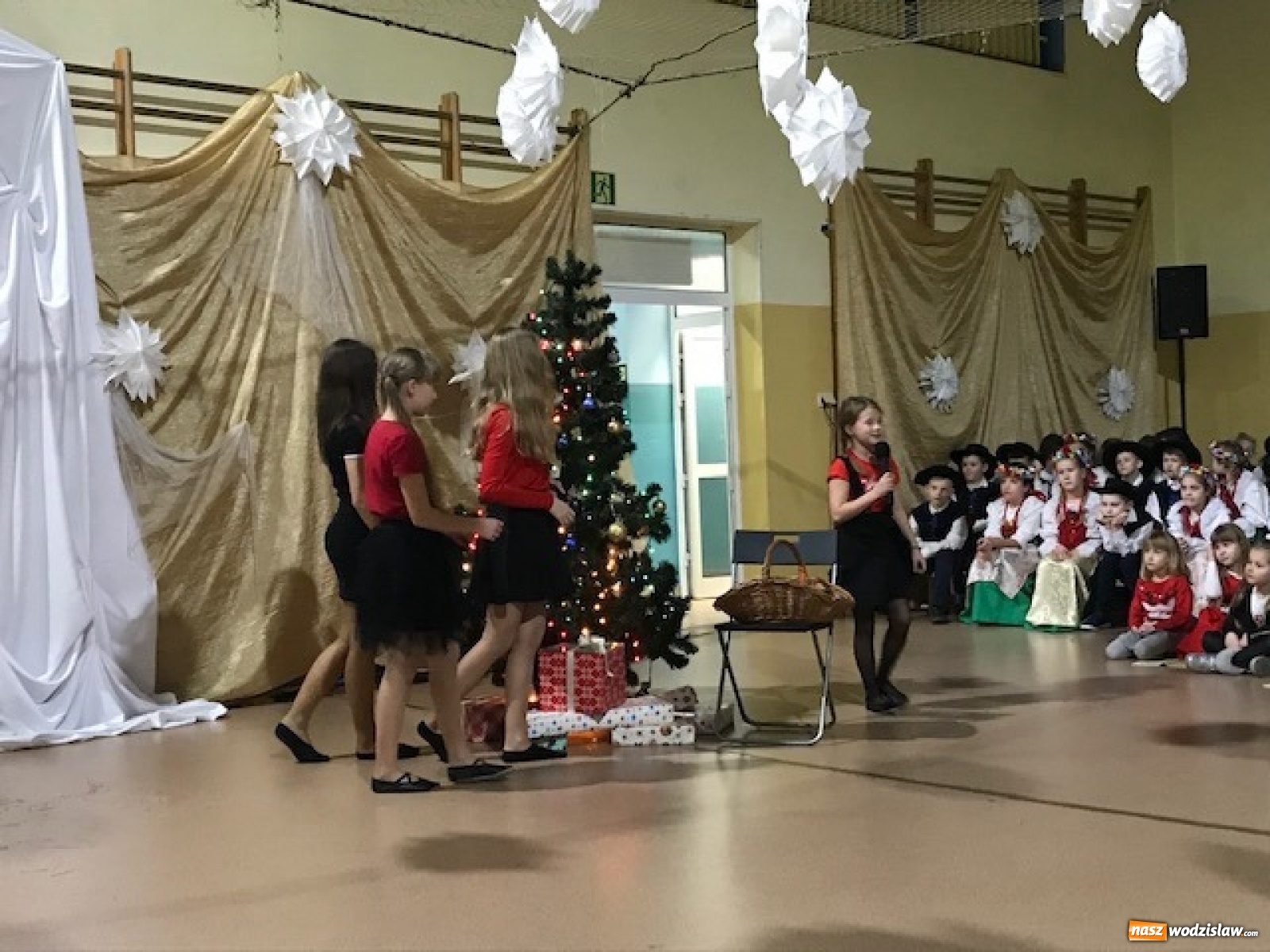 Zdjęcie w galerii na portalu naszwodzislaw.com: Biesiada kolędowa w zawadzkiej szkole [FOTO] wiadomości z regionu