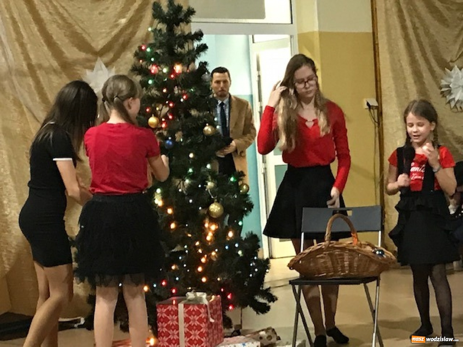 Zdjęcie w galerii na portalu naszwodzislaw.com: Biesiada kolędowa w zawadzkiej szkole [FOTO] wiadomości z regionu