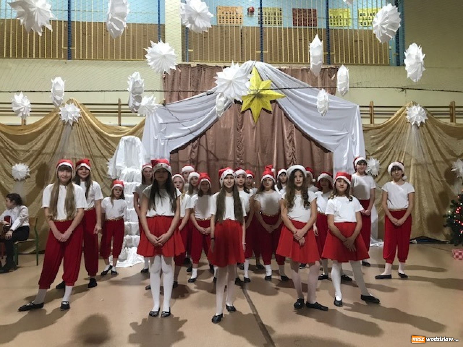 Zdjęcie w galerii na portalu naszwodzislaw.com: Biesiada kolędowa w zawadzkiej szkole [FOTO] wiadomości z regionu