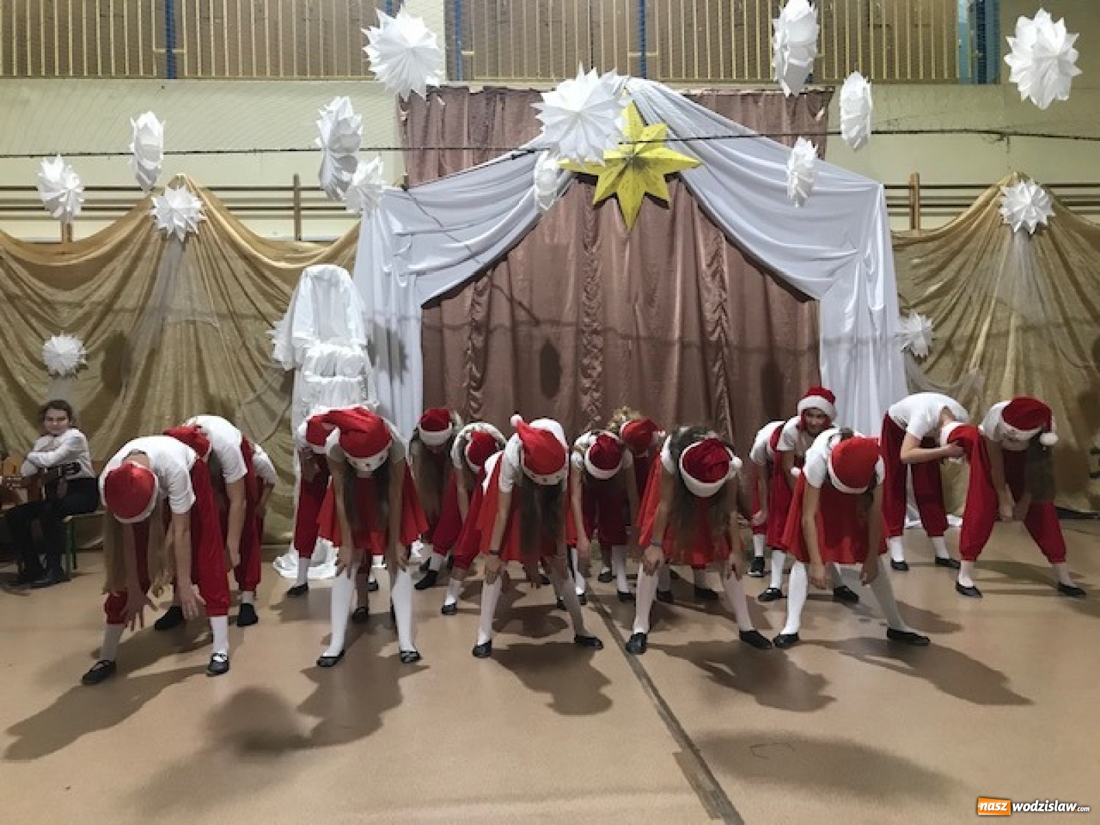 Zdjęcie w galerii na portalu naszwodzislaw.com: Biesiada kolędowa w zawadzkiej szkole [FOTO] wiadomości z regionu