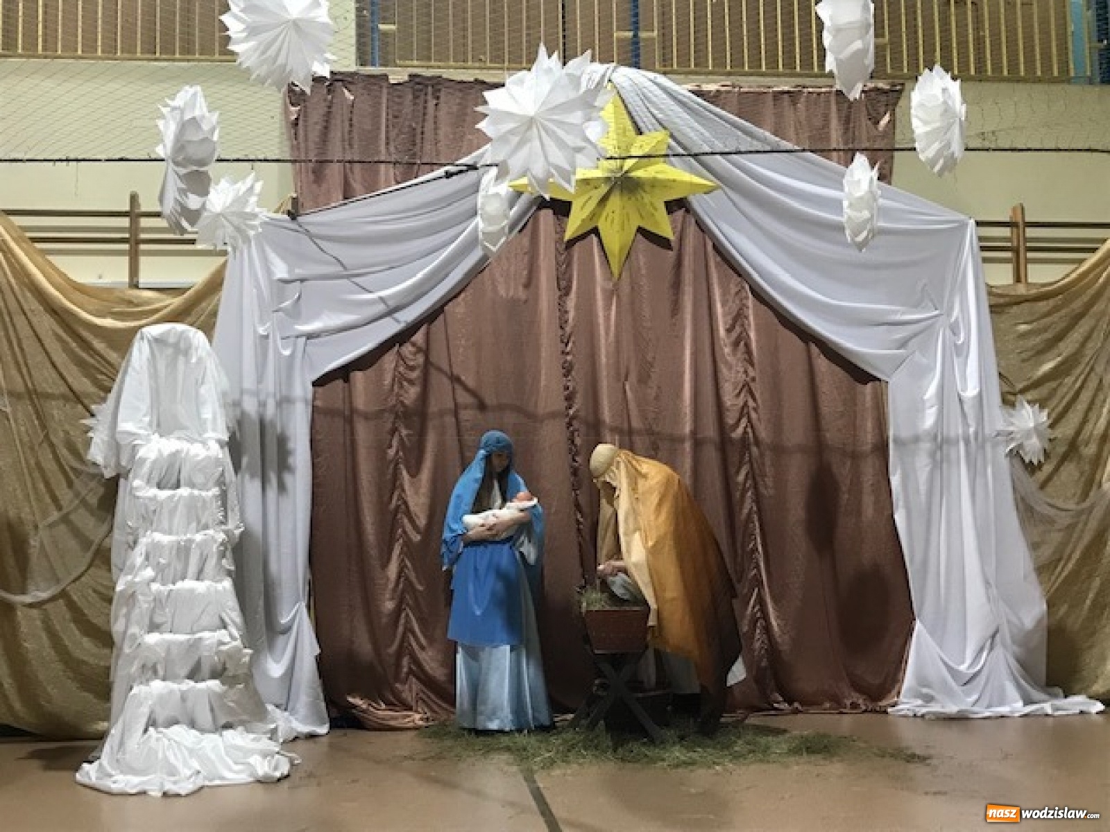 Zdjęcie w galerii na portalu naszwodzislaw.com: Biesiada kolędowa w zawadzkiej szkole [FOTO] wiadomości z regionu