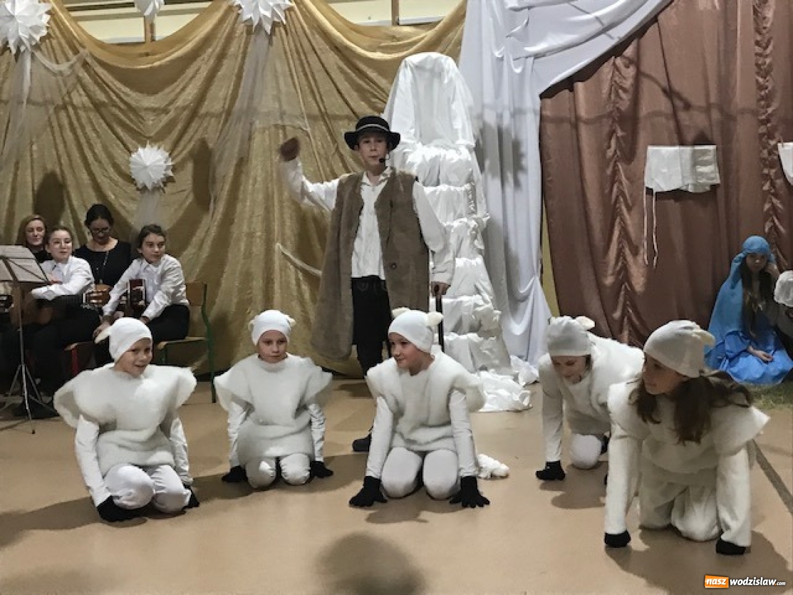 Zdjęcie w galerii na portalu naszwodzislaw.com: Biesiada kolędowa w zawadzkiej szkole [FOTO] wiadomości z regionu