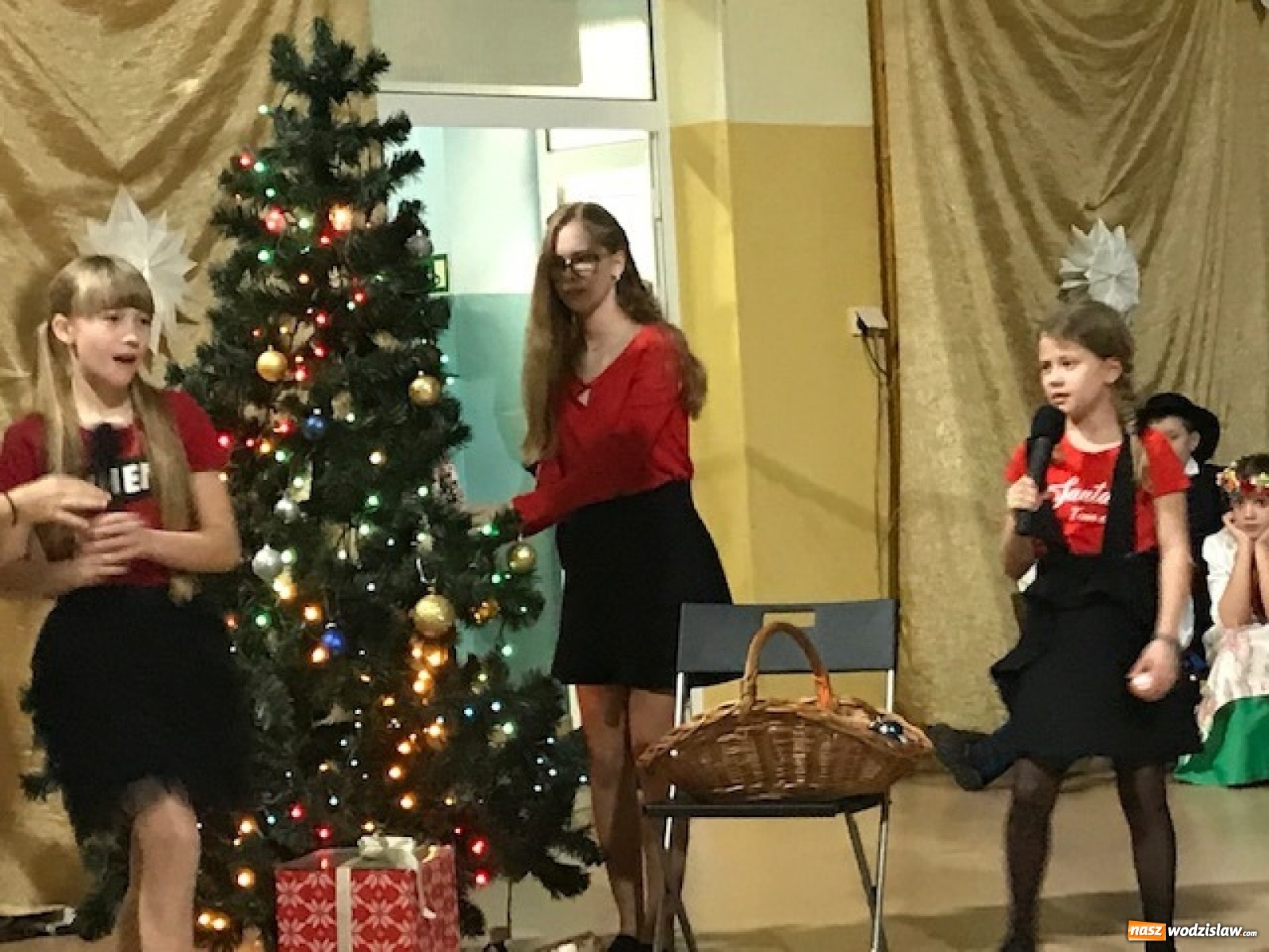 Zdjęcie w galerii na portalu naszwodzislaw.com: Biesiada kolędowa w zawadzkiej szkole [FOTO] wiadomości z regionu