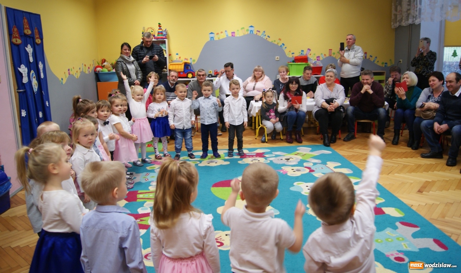 Zdjęcie w galerii na portalu naszwodzislaw.com: Dzień Babci i Dziadka w przedszkolu numer 15 wiadomości z regionu