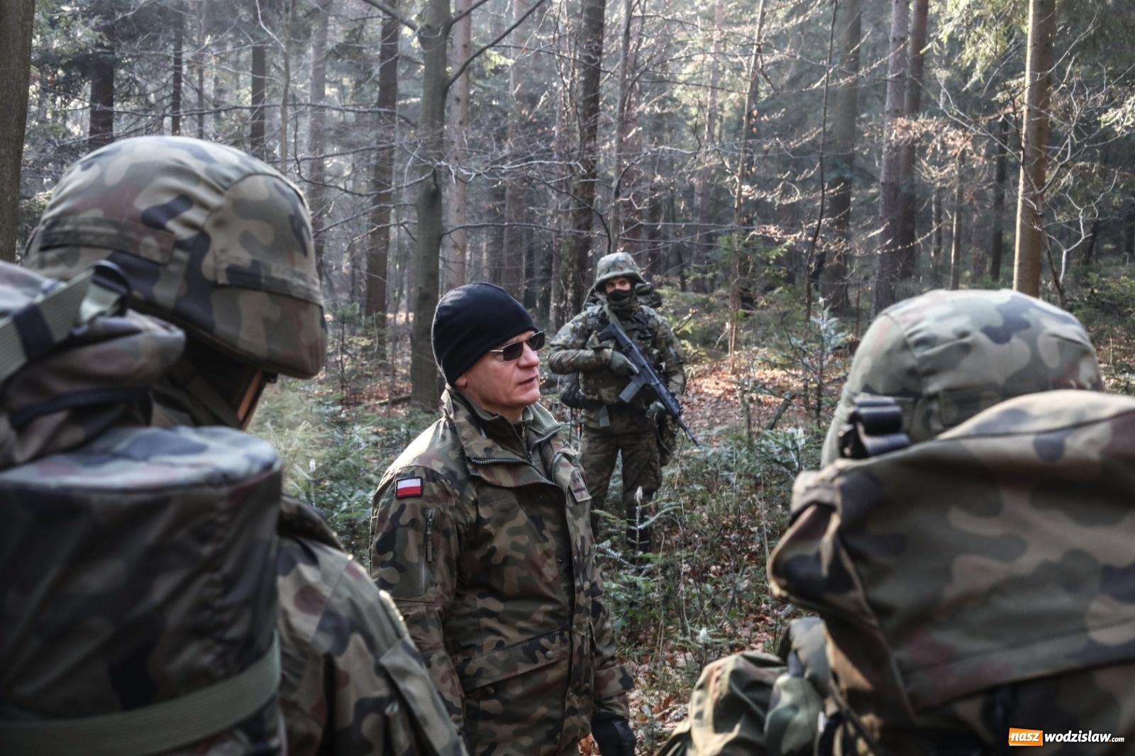 Zdjęcie w galerii na portalu naszwodzislaw.com: Nauczyciel spędza ferie ucząc terytorialsów wiadomości z regionu