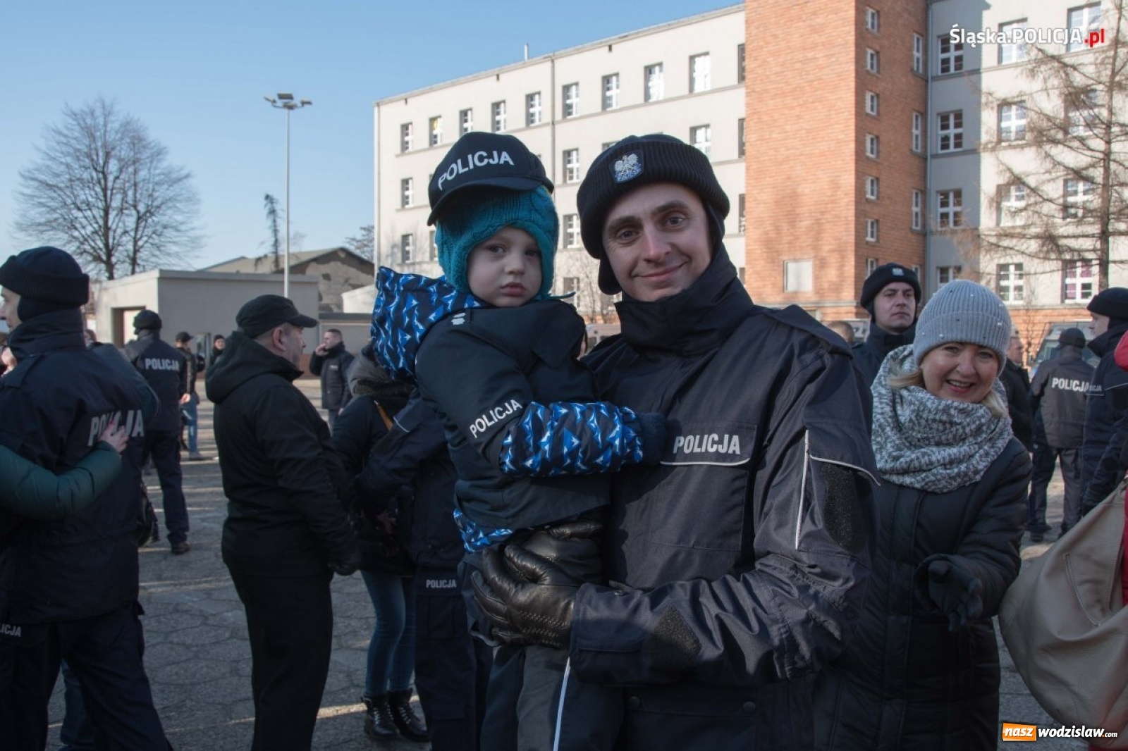 Zdjęcie w galerii na portalu naszwodzislaw.com: Zimowe ślubowanie w policji. Trwa kolejny nabór  wiadomości z regionu