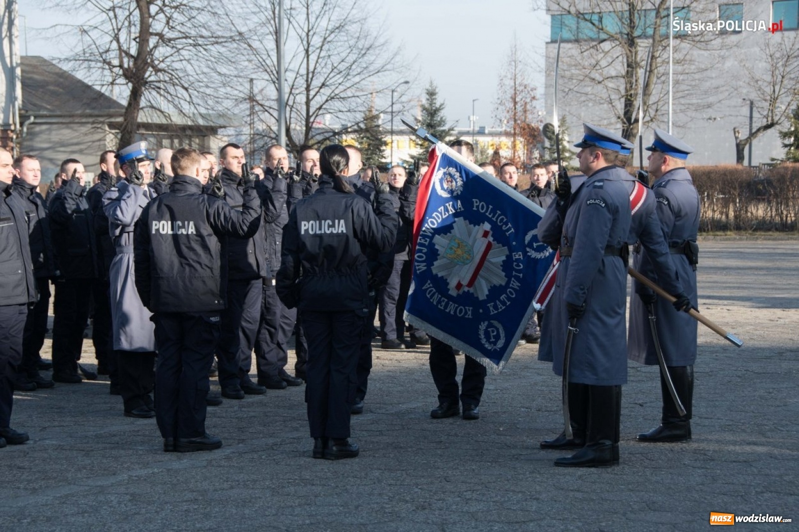 Zdjęcie w galerii na portalu naszwodzislaw.com: Zimowe ślubowanie w policji. Trwa kolejny nabór  wiadomości z regionu