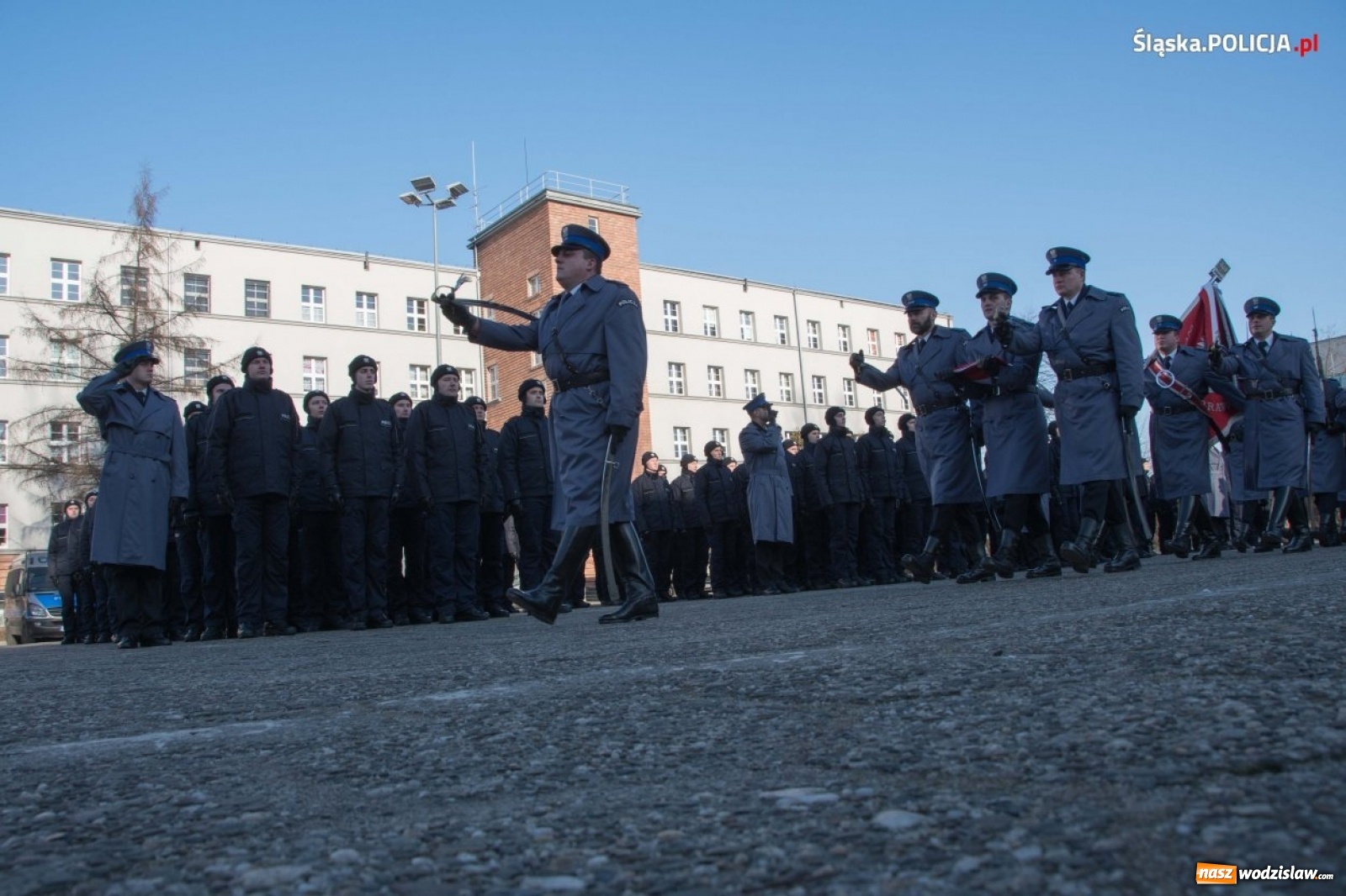 Zdjęcie w galerii na portalu naszwodzislaw.com: Zimowe ślubowanie w policji. Trwa kolejny nabór  wiadomości z regionu