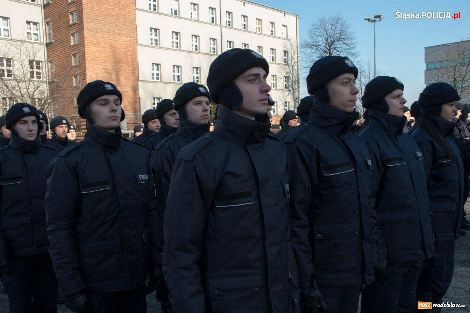 Zdjęcie w galerii na portalu naszwodzislaw.com: Zimowe ślubowanie w policji. Trwa kolejny nabór  wiadomości z regionu
