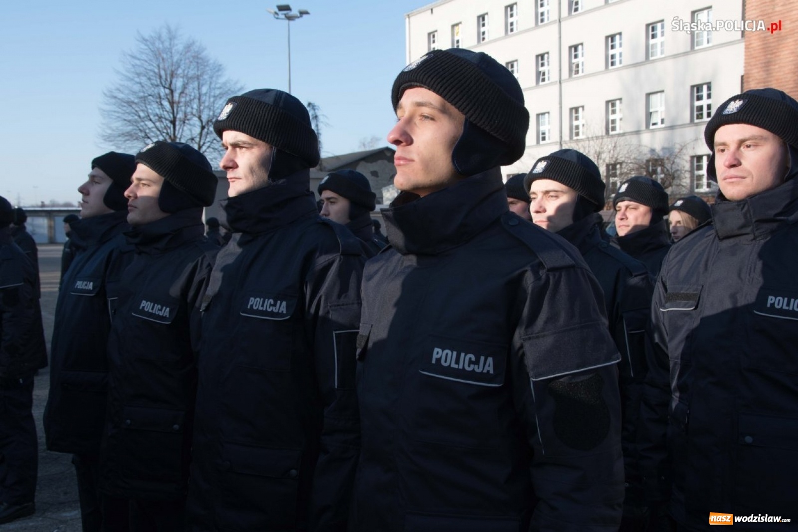 Zdjęcie w galerii na portalu naszwodzislaw.com: Zimowe ślubowanie w policji. Trwa kolejny nabór  wiadomości z regionu