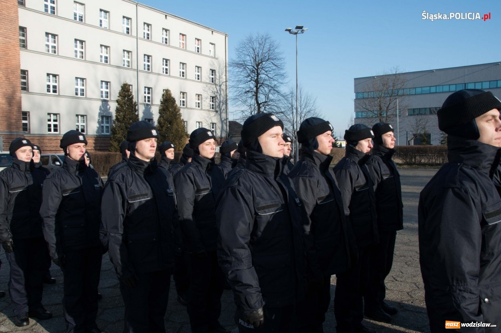 Zdjęcie w galerii na portalu naszwodzislaw.com: Zimowe ślubowanie w policji. Trwa kolejny nabór  wiadomości z regionu