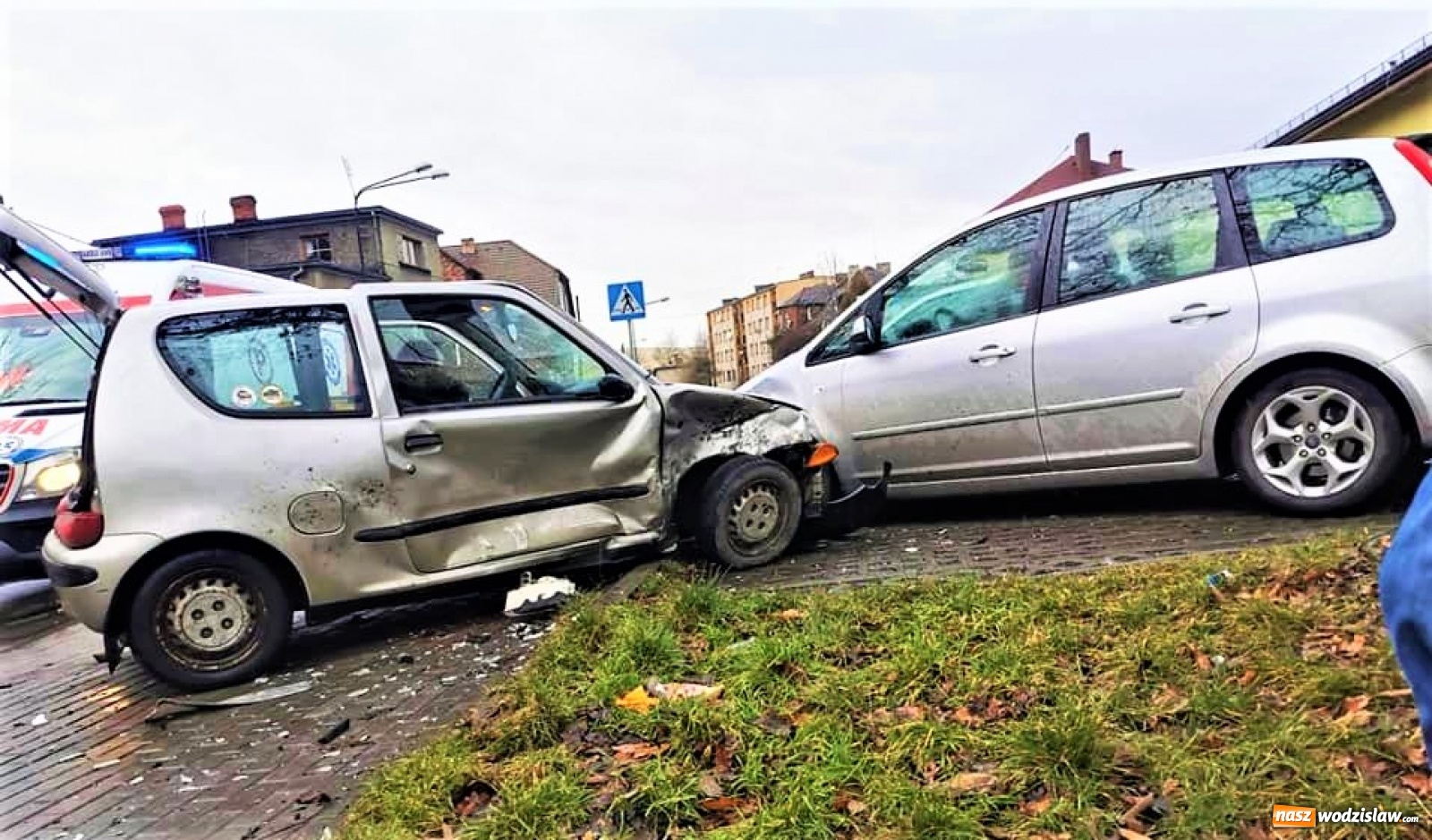 Zdjęcie w galerii na portalu naszwodzislaw.com: Wypadek drogowy w Radlinie. Jedna osoba w szpitalu wiadomości z regionu