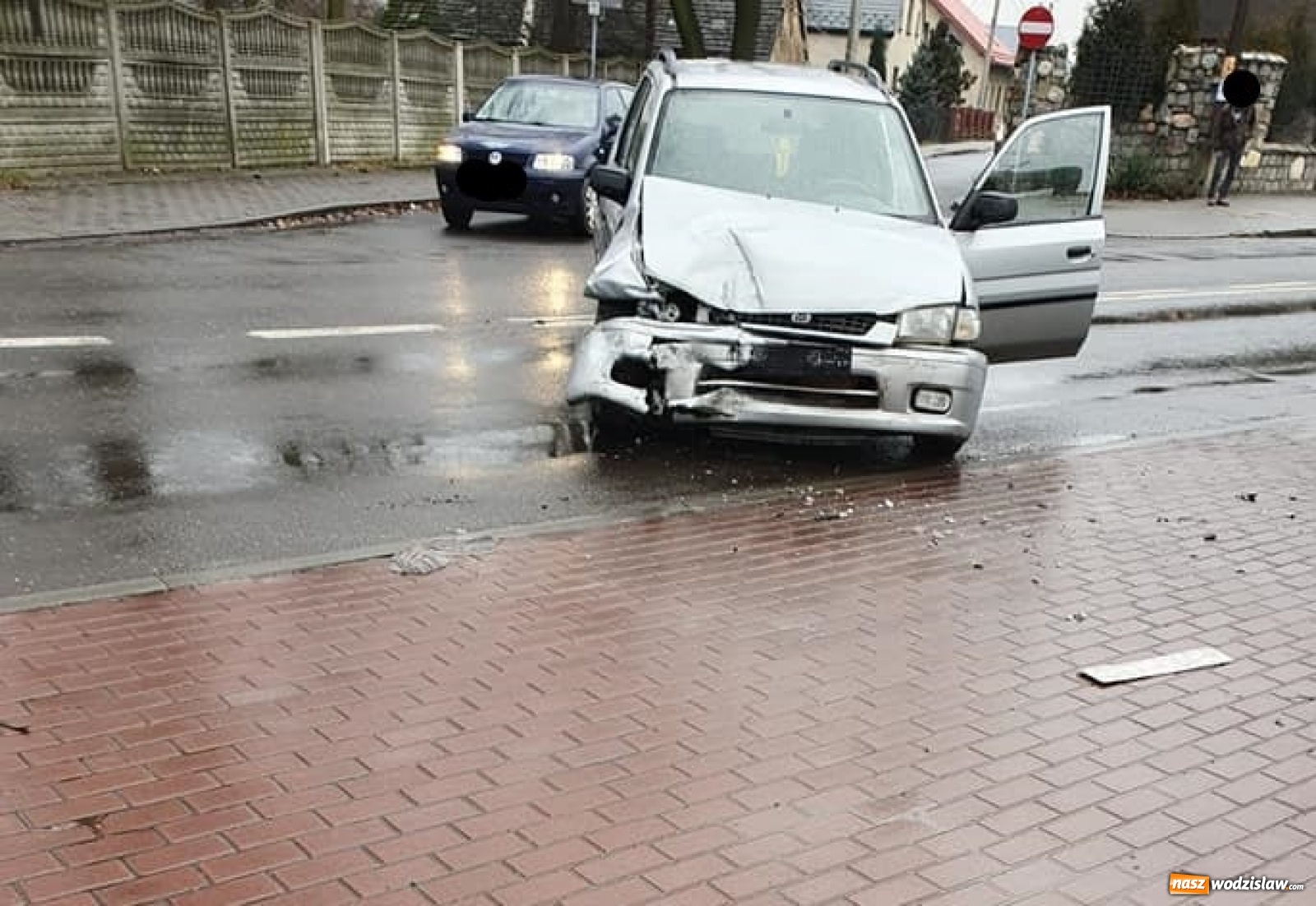 Zdjęcie w galerii na portalu naszwodzislaw.com: Wypadek drogowy w Radlinie. Jedna osoba w szpitalu wiadomości z regionu