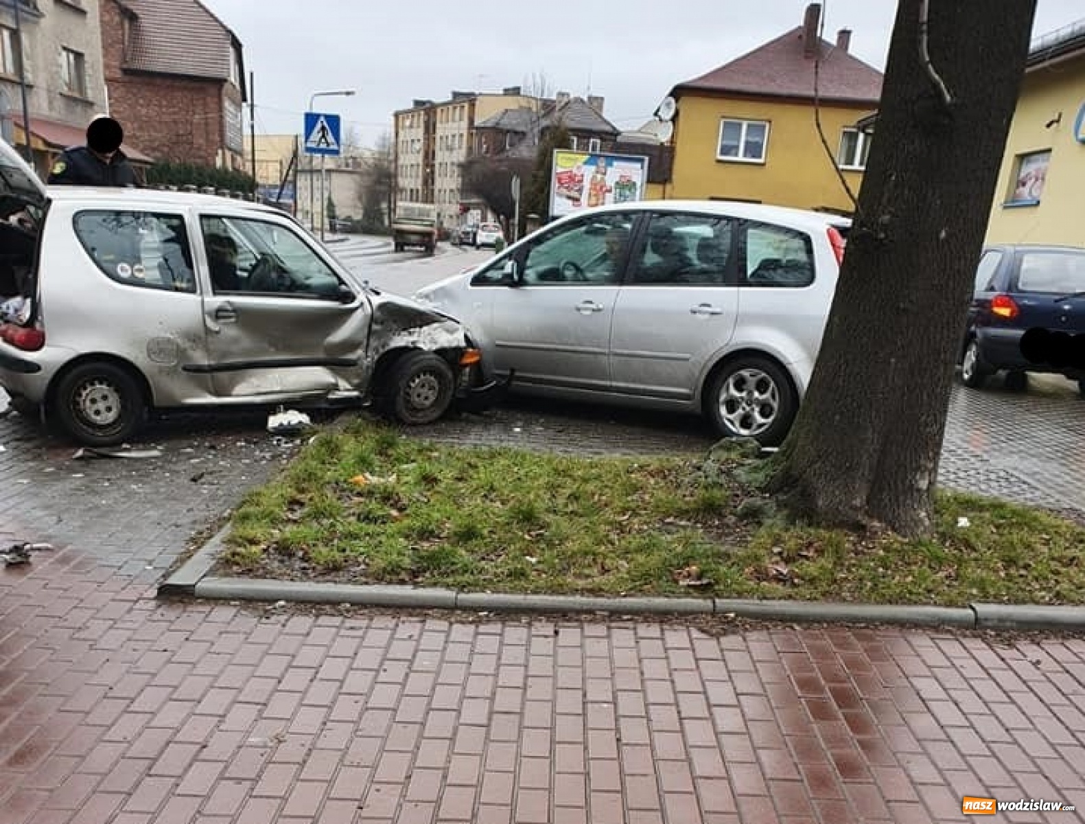 Zdjęcie w galerii na portalu naszwodzislaw.com: Wypadek drogowy w Radlinie. Jedna osoba w szpitalu wiadomości z regionu