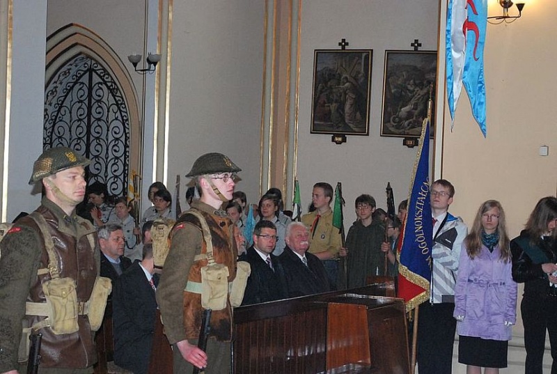 Zdjęcie w galerii na portalu naszwodzislaw.com: 3 V: Patrioci w strugach deszczu wiadomości z regionu