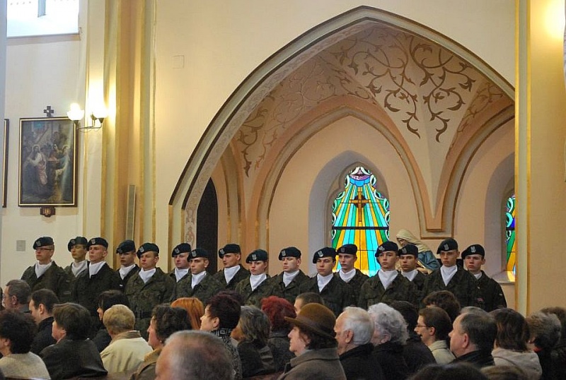 Zdjęcie w galerii na portalu naszwodzislaw.com: 3 V: Patrioci w strugach deszczu wiadomości z regionu