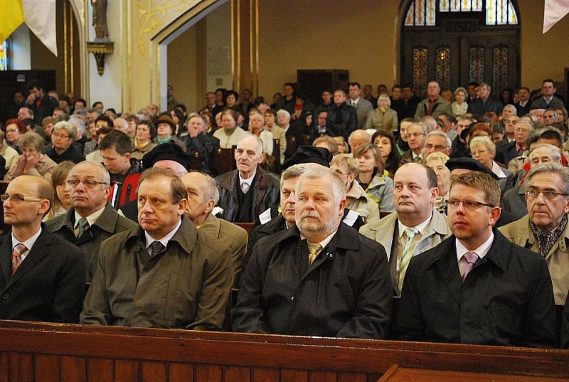 Zdjęcie w galerii na portalu naszwodzislaw.com: 3 V: Patrioci w strugach deszczu wiadomości z regionu