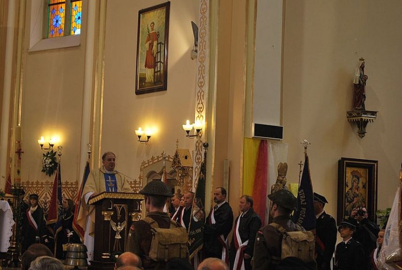 Zdjęcie w galerii na portalu naszwodzislaw.com: 3 V: Patrioci w strugach deszczu wiadomości z regionu