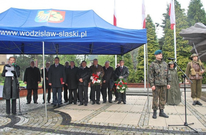 Zdjęcie w galerii na portalu naszwodzislaw.com: 3 V: Patrioci w strugach deszczu wiadomości z regionu